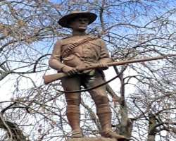 It also features statues of some of the popular military people who sacrificed at the time of the Victorian era and early twentieth century. The park 